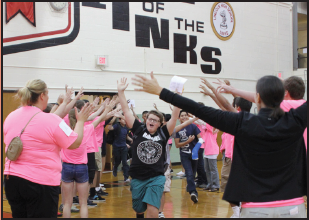 Link Crew creates a tunnel for the incoming
freshmEn to run through on their very first day at
Lincoln High to help them feel welcomed.
Photo by Greg Keller