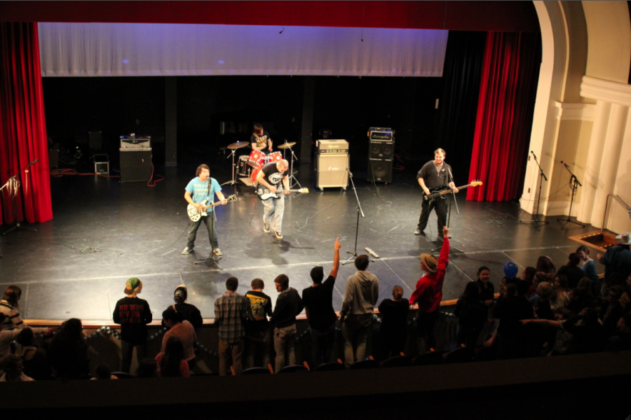 Bands+play+in+the+Ted+Sorensen+Theatre+on+Nov.+15%2C+2013+to+raise+awareness+about+bullying.+Photo+by+Leah+Sanchez