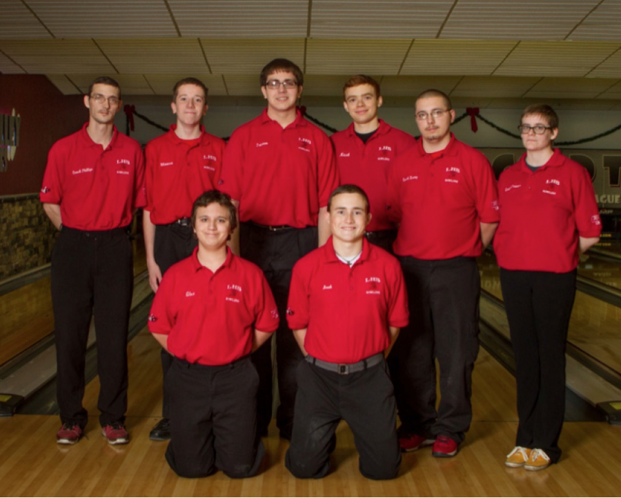 The LHS Bowling Team poses for team photo. By Tessa Chapin