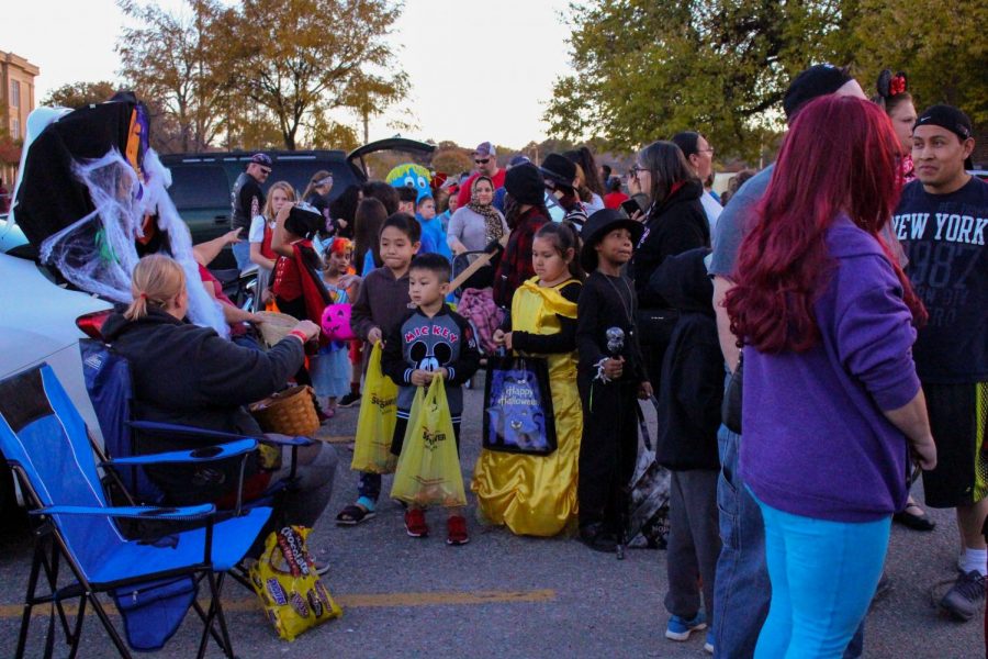 Kids+from+all+around+Lincoln+attend+Trunk+or+Treat+and+receive+candy+on+October+27th%2C+2018.