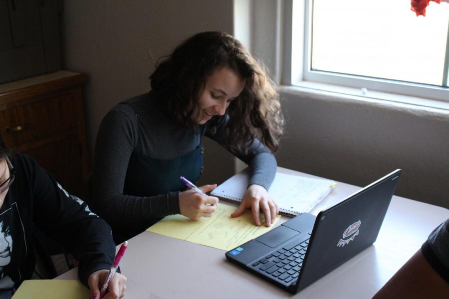 Nina Friedman (10), works on homework in her spanish class. Photo by Nina Friedman.